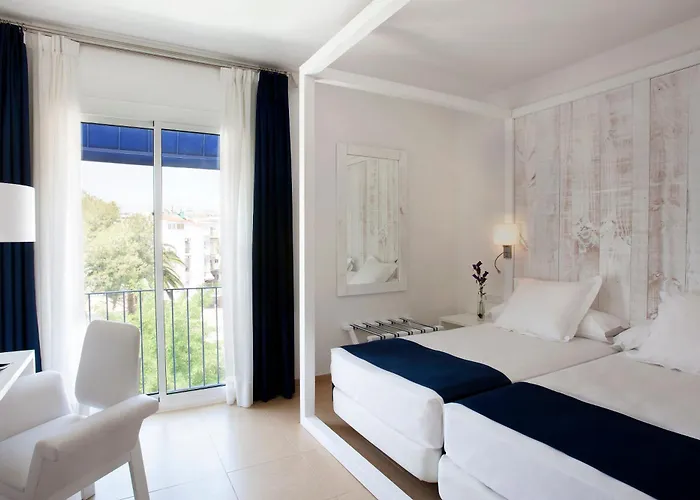 Готель Medium Park Сіджас