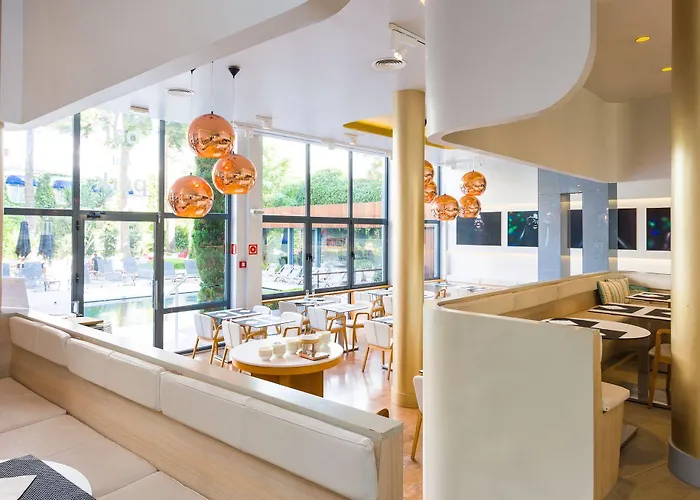 中锡切斯公园酒店 3* 锡切斯